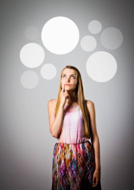 Kız ve gri kabarcıklar.