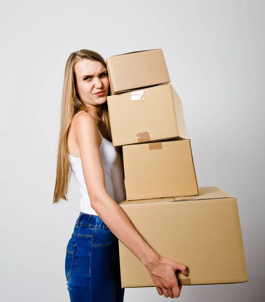 Woman and cardboards. — Stock Photo, Image