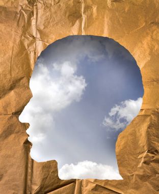 Buruşuk kağıt bir insan kafası şeklinde. Hea içinde bulutlu gökyüzü