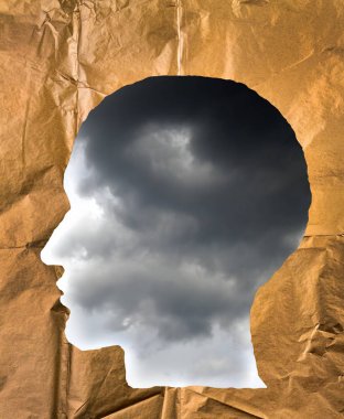 Buruşuk kağıt bir insan kafası şeklinde. Hea içinde fırtınalı gökyüzü