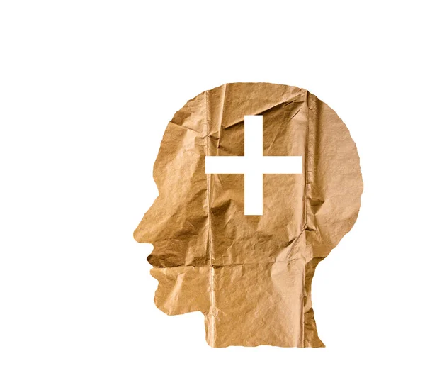 Zerknülltes Papier in Form eines menschlichen Kopfes und Pluszeichen auf weißem Papier. — Stockfoto