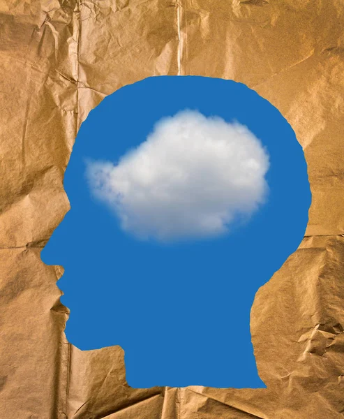 Buruşuk kağıt şeklinde bir insan kafası, mavi gökyüzü ve beyaz bulut 