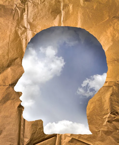 Buruşuk kağıt bir insan kafası şeklinde. Hea içinde bulutlu gökyüzü