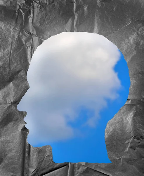 Buruşuk kağıt bir insan kafası şeklinde. Hea içinde bulutlu gökyüzü