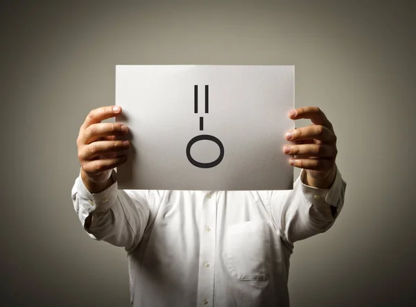 El hombre sostiene el papel blanco con sonrisa. Concepto sorpresa . —  Fotos de Stock