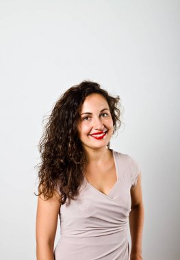 Genç bayan gülümsüyor.