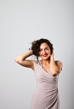 Genç bayan gülümsüyor.