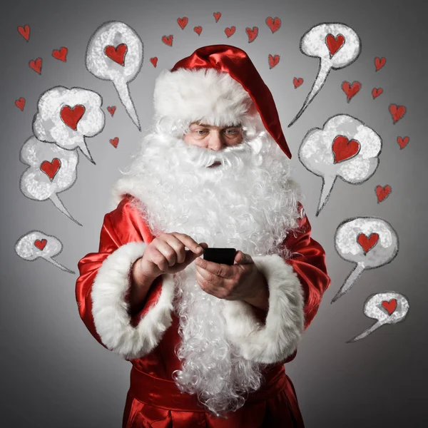 Santa Claus i inteligentny telefon. Koncepcja miłości. — Zdjęcie stockowe