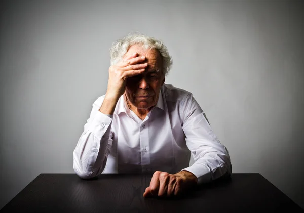 Verdriet. Oude man in gedachten. — Stockfoto