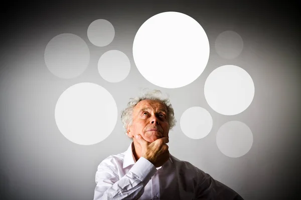 Hombre viejo en burbujas blancas y grises . — Foto de Stock