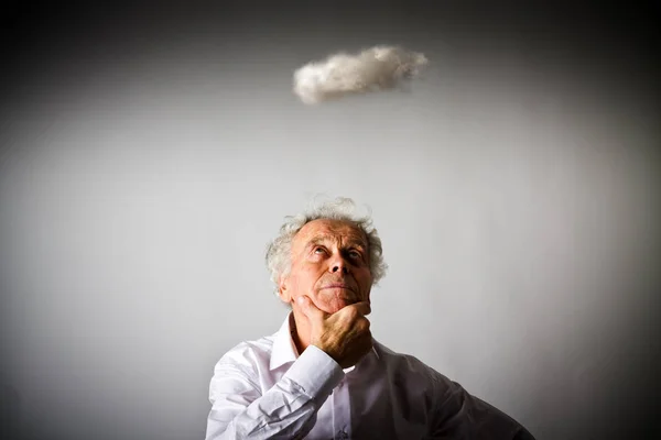 Starý muž v bílé a malé cloud — Stock fotografie