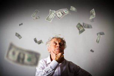 Yaşlı adam da beyaz ve dolar.