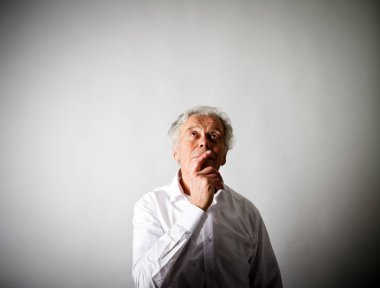 Tereddüt. İhtiyar düşüncelerinde. 