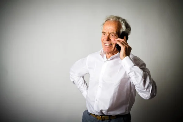 Oude man en slimme telefoon. — Stockfoto