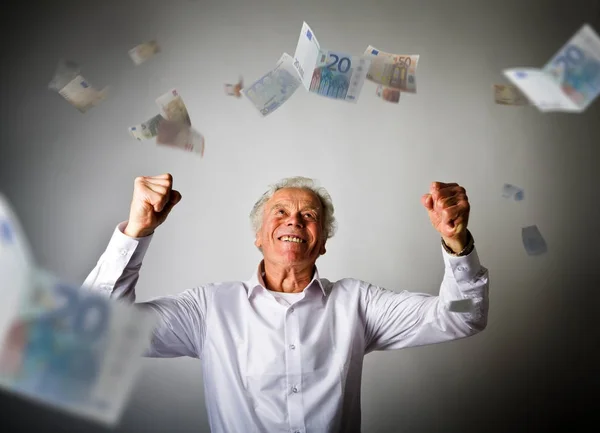 Oude man in de witte en de dalende waarde van de eurobankbiljetten — Stockfoto