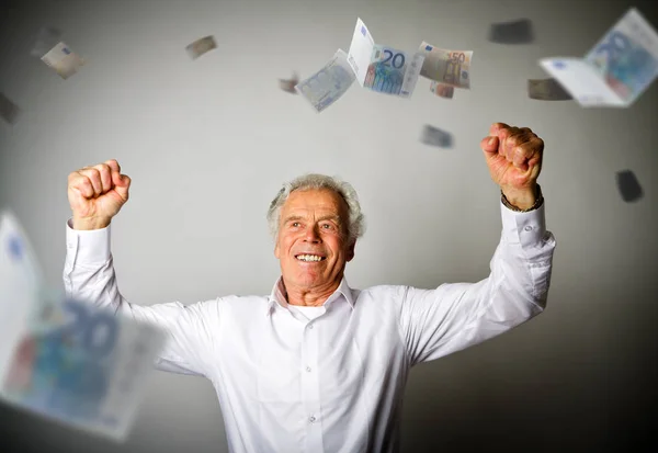 Velho feliz em branco e notas de euro em queda — Fotografia de Stock