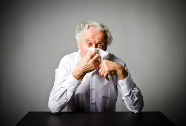 Hidung meler. Orang tua bersin . — Stok Foto