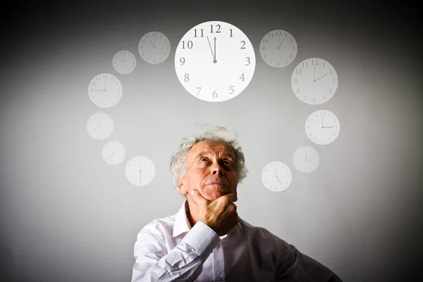 Starý muž a čas. Čas běží. Tři minuty na dvanáct. — Stock fotografie