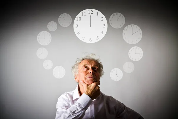 Oude man en tijd. Tijd is voorbij. — Stockfoto