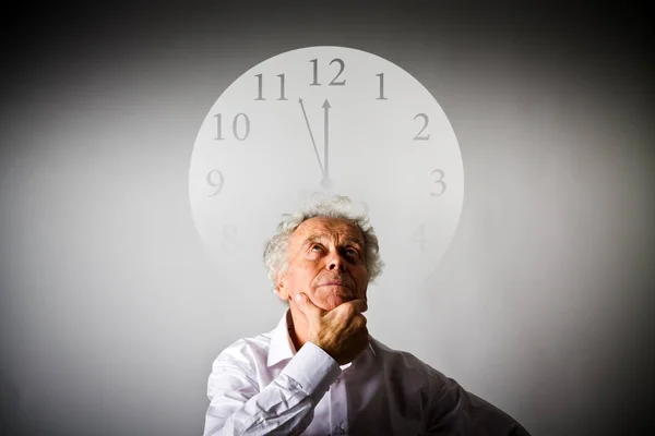 Oude man zit te wachten. Drie minuten voor twaalf. — Stockfoto