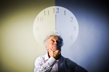 Yaşlı adam ve saat. Zaman geçiyor.