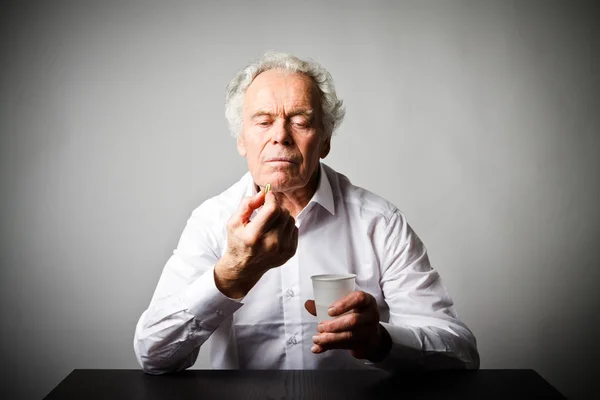 Viejo en blanco y píldora . — Foto de Stock