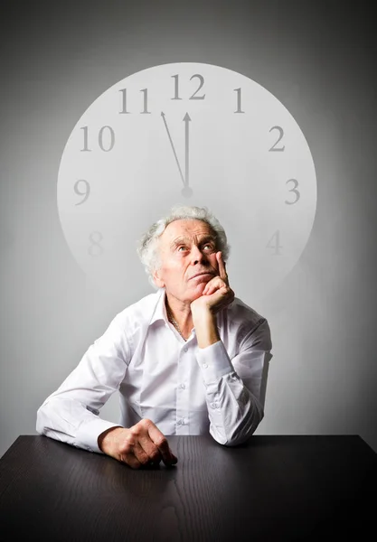 Oude man zit te wachten. Drie minuten voor twaalf. — Stockfoto