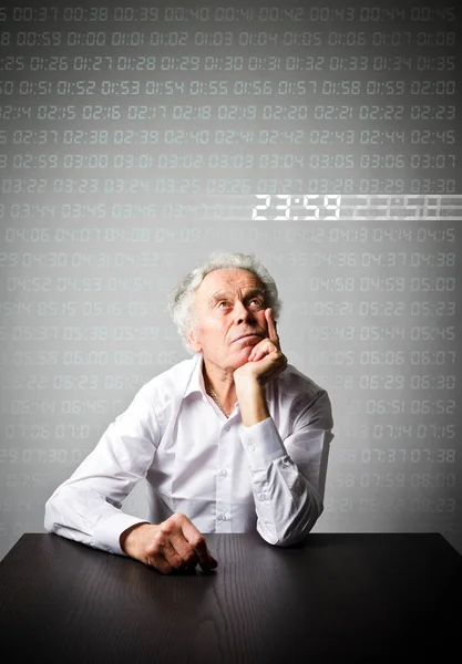 Starý muž v myšlenkách. Digitální čas běží. — Stock fotografie