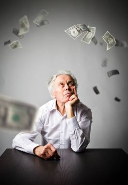 Yaşlı adam da beyaz ve dolar.