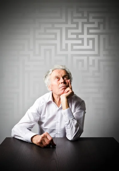 Old man and maze. — Stock Photo, Image
