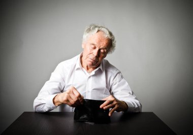 Yaşlı adam beyaz ve boş cüzdan.