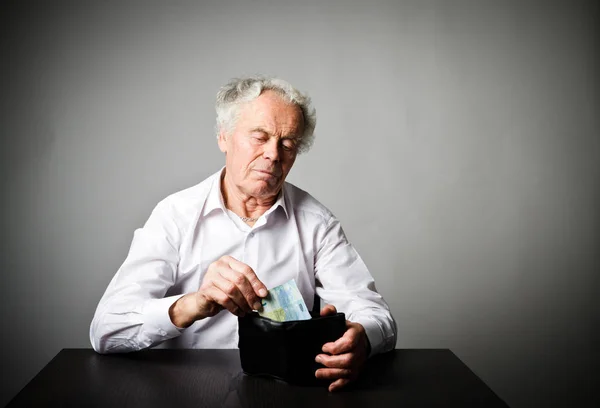 Homem velho em branco e carteira com vinte Euro . — Fotografia de Stock