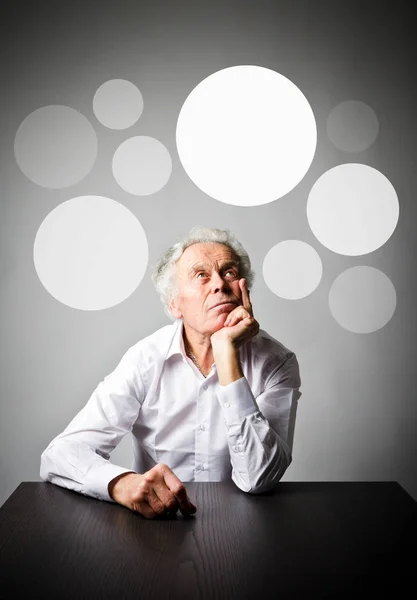 Hombre viejo en burbujas blancas y grises . —  Fotos de Stock