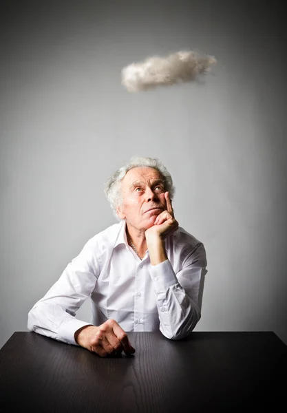 Starý muž v bílé a malé cloud. — Stock fotografie