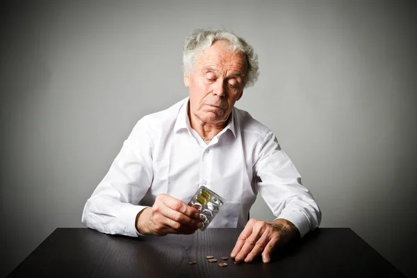 Een Oude Man Gaat Sommige Pillen Nemen — Stockfoto