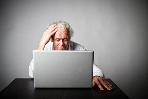 Vieil homme utilisant un ordinateur portable — Photo
