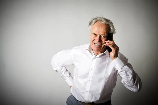 Oude man en slimme telefoon. — Stockfoto