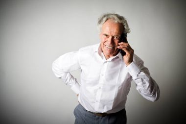 Yaşlı adam ve akıllı telefon.