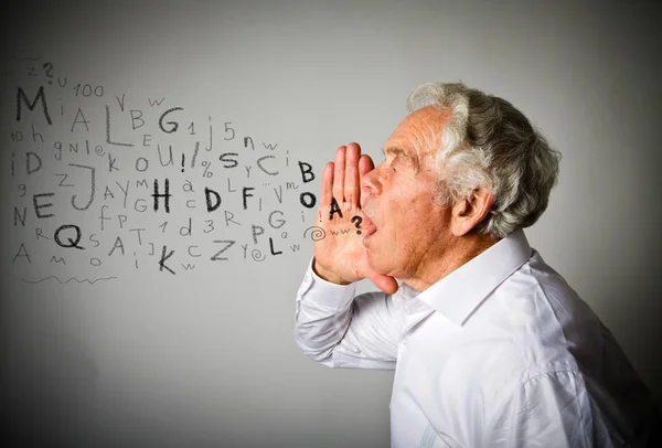 Velho de branco está gritando . — Fotografia de Stock