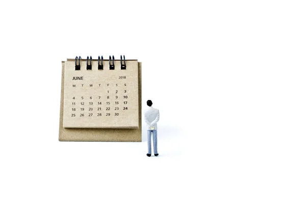 Giugno. foglio di calendario e miniatura uomo di plastica su backgrou bianco — Foto Stock