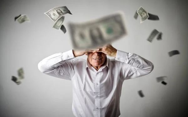 Verdriet. Oude man in een witte en een dalende dollar. Recessie concept — Stockfoto