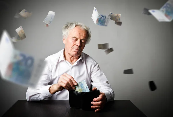 Stary człowiek w białym i portfel z dwudziestu Euro. Księgowe i podatkowe — Zdjęcie stockowe