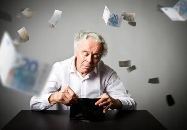 Oude man in wit en lege portemonnee. Boekhouding en belastingen. — Stockfoto