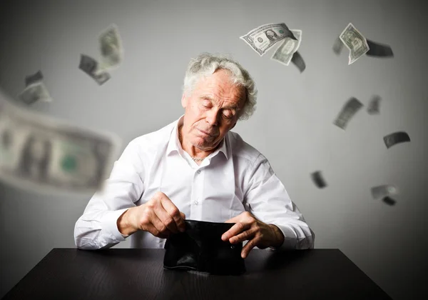 Oude man in wit en lege portemonnee. Boekhouding en belastingen. — Stockfoto