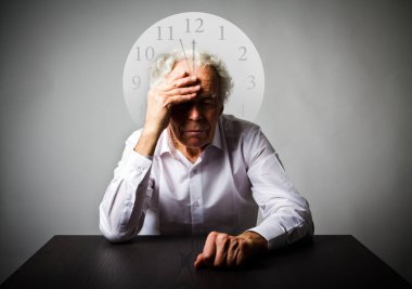 Keder. Yaşlı adam düşüncelerinde. Yaşlı adam bekliyor. 12'ye üç dakika