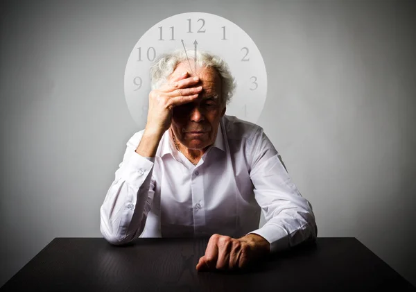 Grief. Old man in thoughts. Old man is waiting. Three Minutes to twelve — Stock Photo, Image