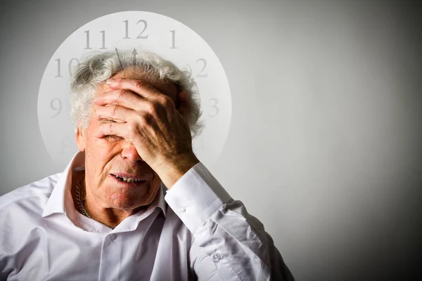 Verdriet. Oude man in gedachten. Oude man zit te wachten. Drie minuten voor twaalf — Stockfoto