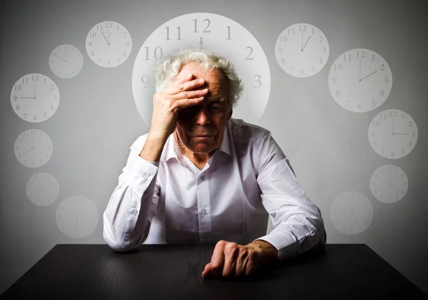 Grief. Old man in thoughts. Old man is waiting.Time is passing. — Stock Photo, Image