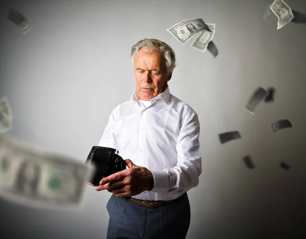 Oude man in wit en lege portemonnee. Dalende dollar en belastingen. — Stockfoto
