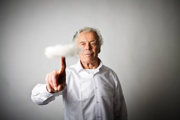 Oude man duwt de virtuele wolk. — Stockfoto
